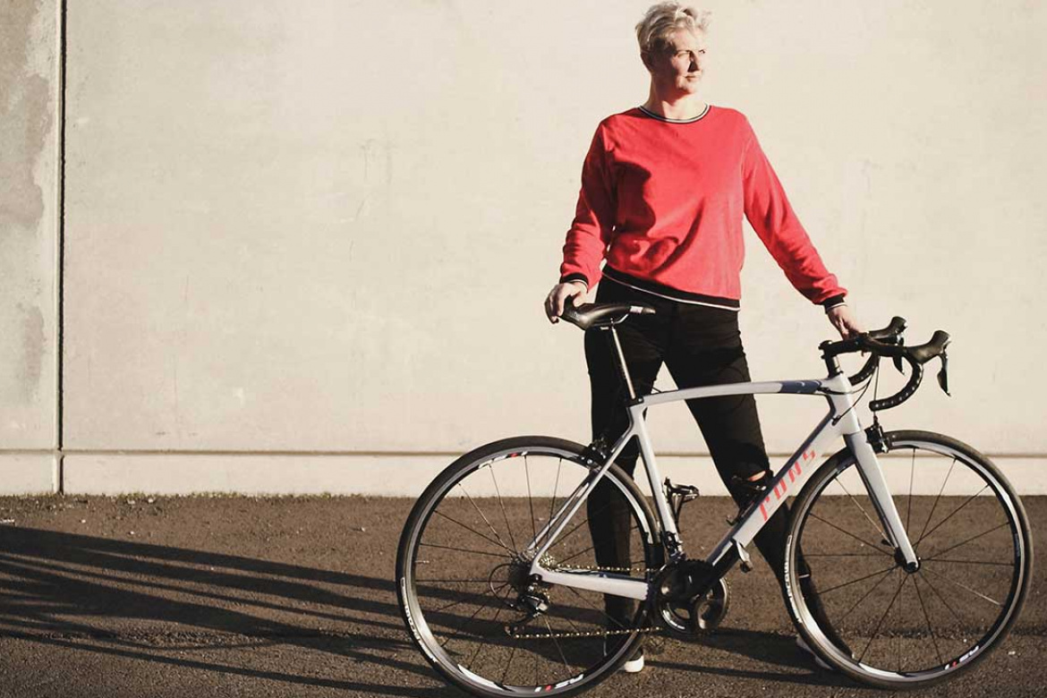 Custom dames racefiets | lichtgrijs met rode details| Fons bikes Custom dames racefiets | lichtgrijs met rode details| Fons bikes