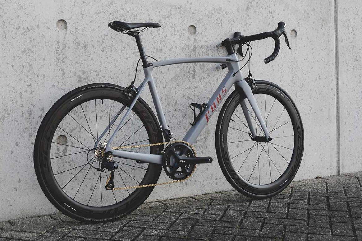 Custom dames racefiets | lichtgrijs met rode details| Fons bikes Custom dames racefiets | lichtgrijs met rode details| Fons bikes