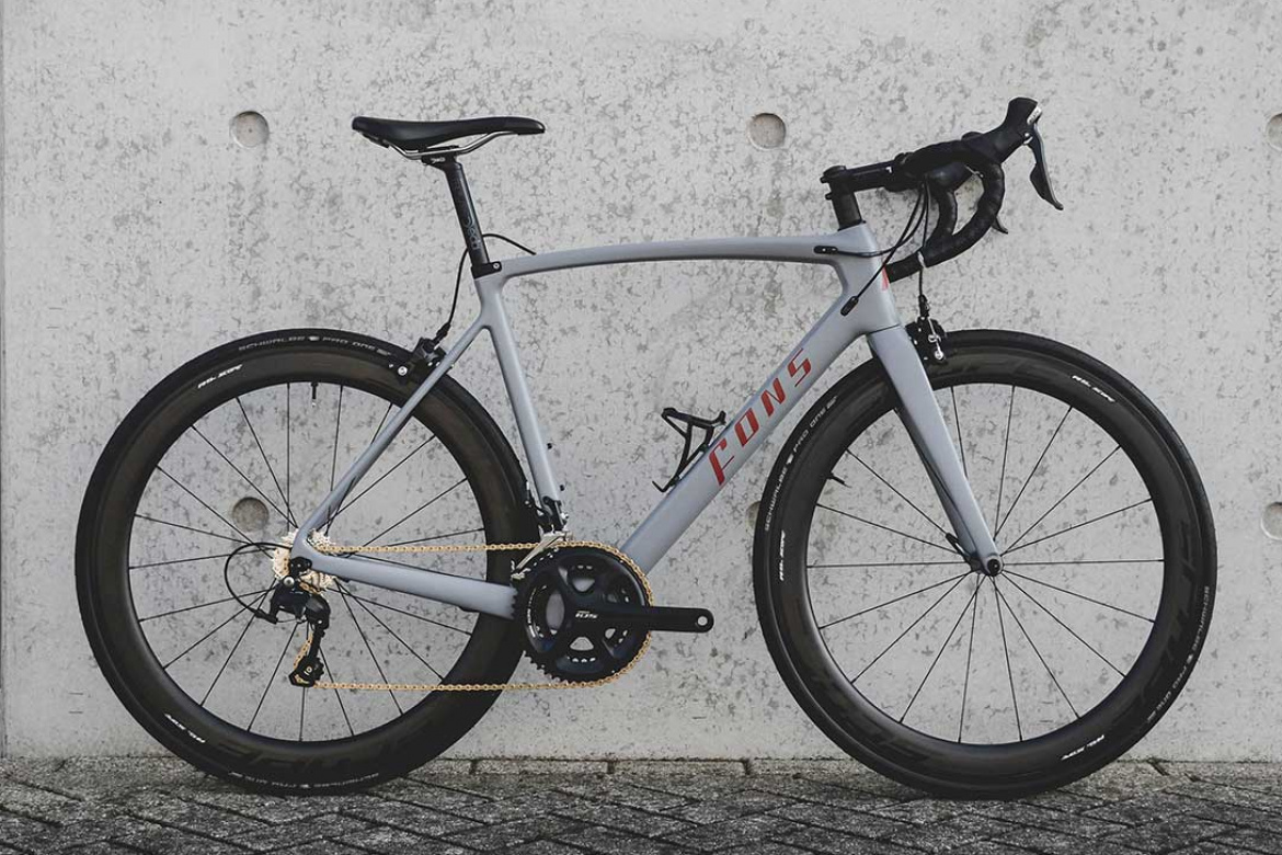 Custom dames racefiets | lichtgrijs met rode details| Fons bikes Custom dames racefiets | lichtgrijs met rode details| Fons bikes