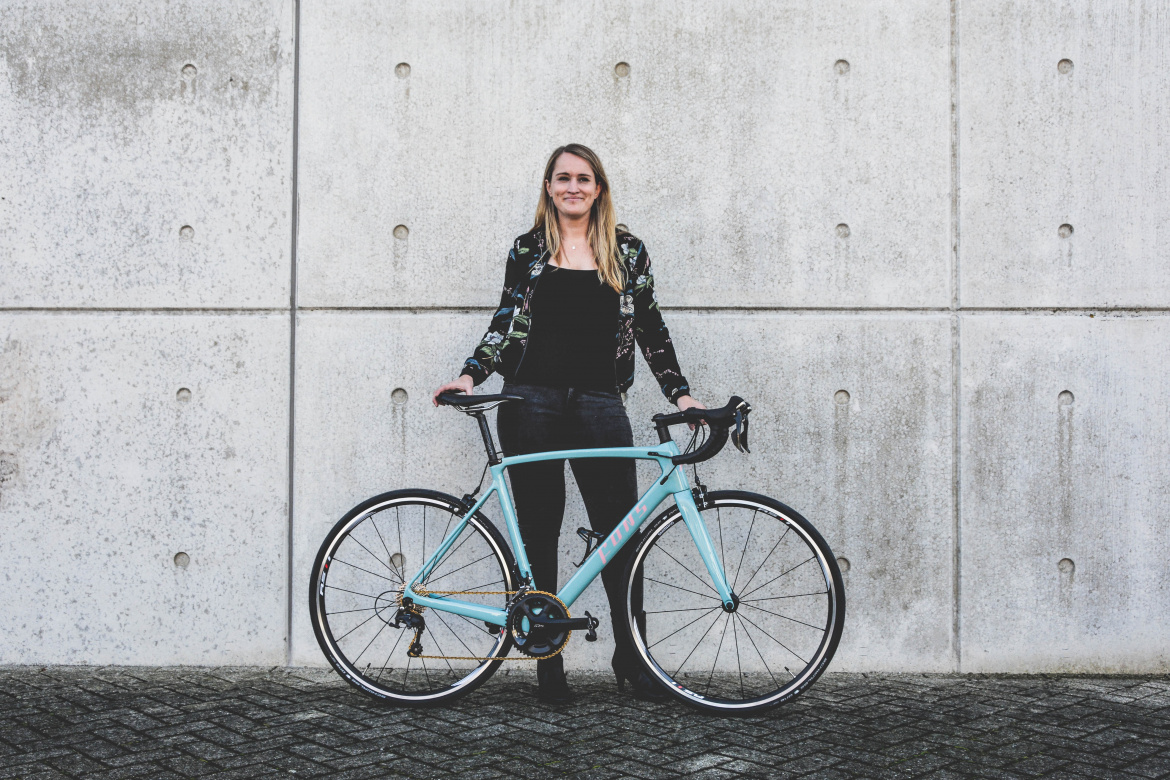Custom dames racefiets | lichtblauw met roze details| Fons bikes Custom dames racefiets | lichtblauw met roze details| Fons bikes