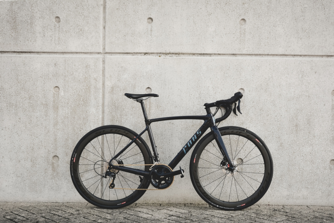 Custom dames racefiets| Zwart met blauw detail | Fons Bikes Custom dames racefiets| Zwart met blauw detail | Fons Bikes