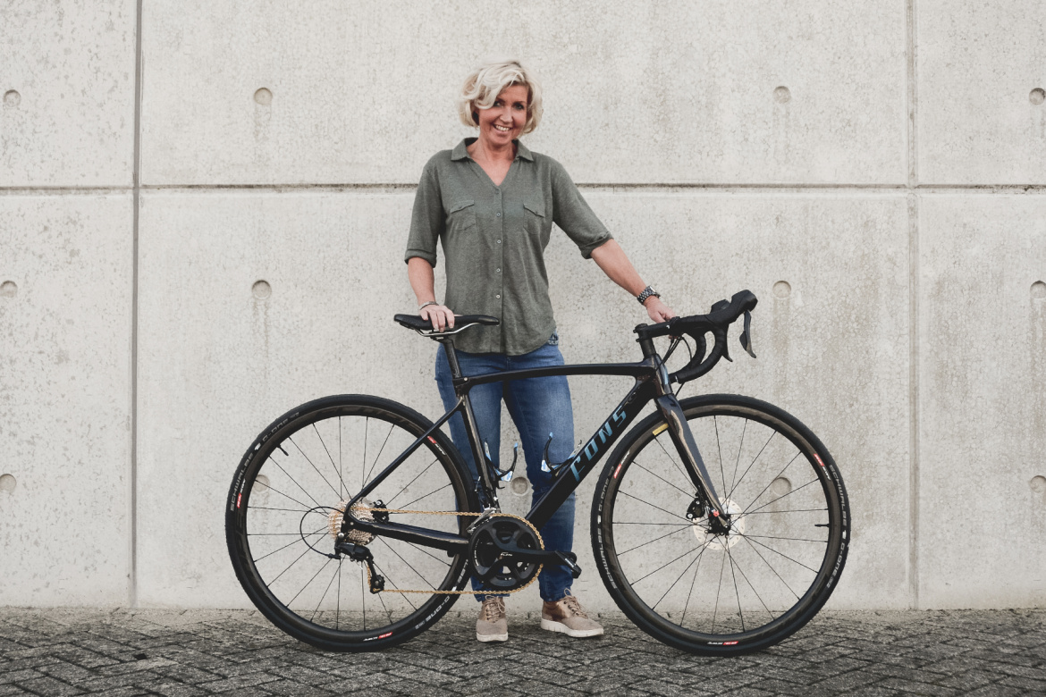 Custom dames racefiets| Zwart met blauw detail | Fons Bikes Custom dames racefiets| Zwart met blauw detail | Fons Bikes