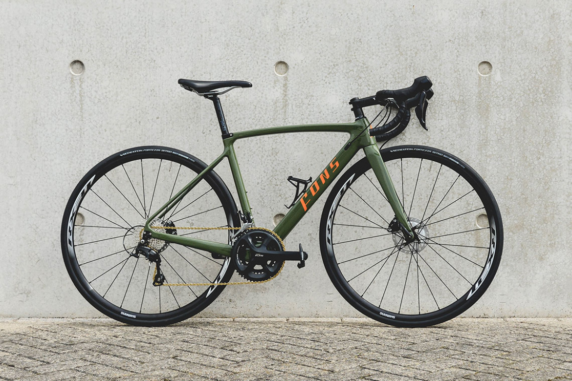 Custom dames racefiets|olijfgroen met oranje detail | Fons bikes