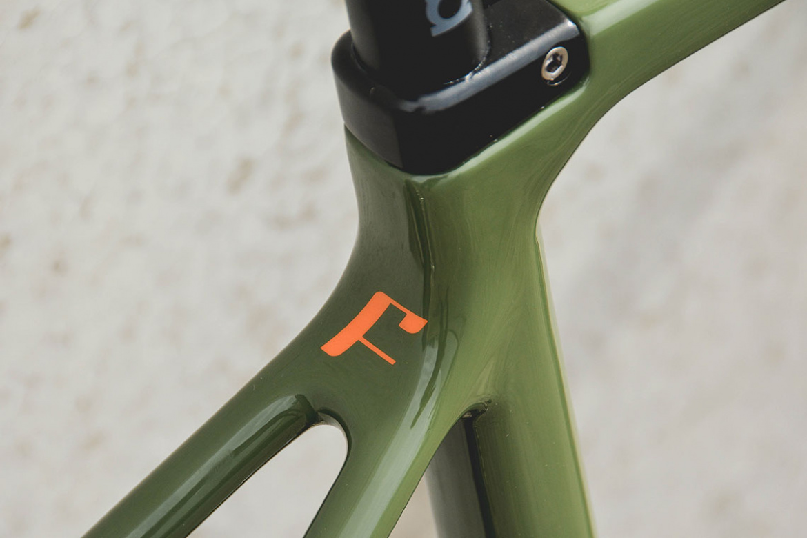 Custom dames racefiets|olijfgroen met oranje detail | Fons bikes