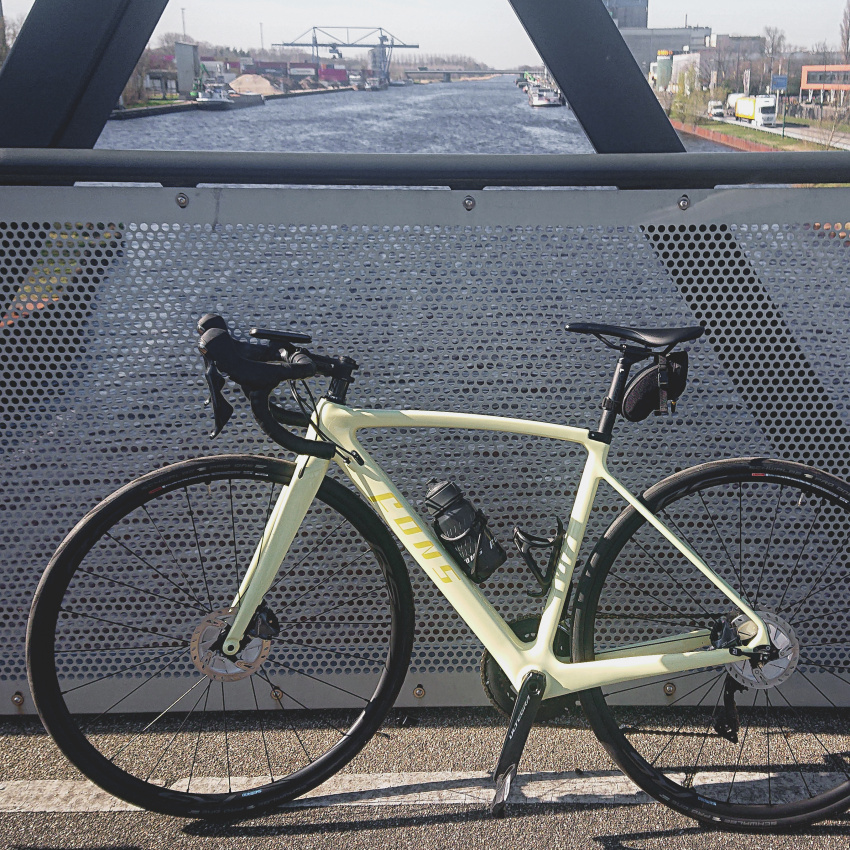 Custom dames racefiets | lichtgeel met donkergeel | Fons Bikes