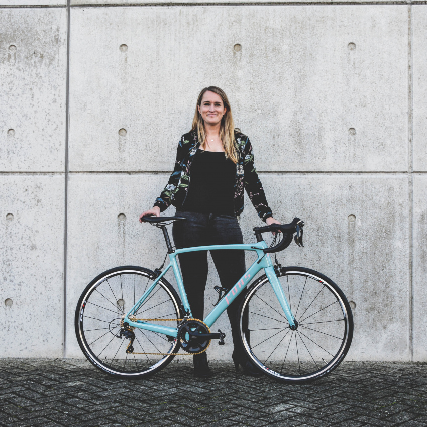 Custom dames racefiets | lichtblauw met roze details| Fons bikes