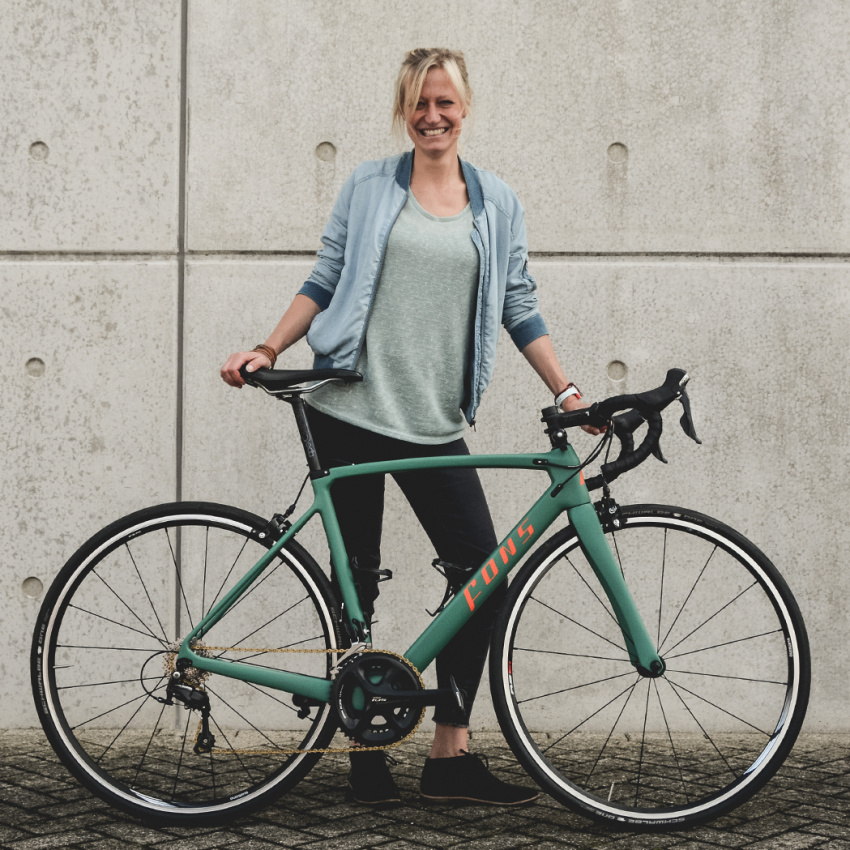 Custom dames racefiets | Mat groen met oranje detail| Fons bikes