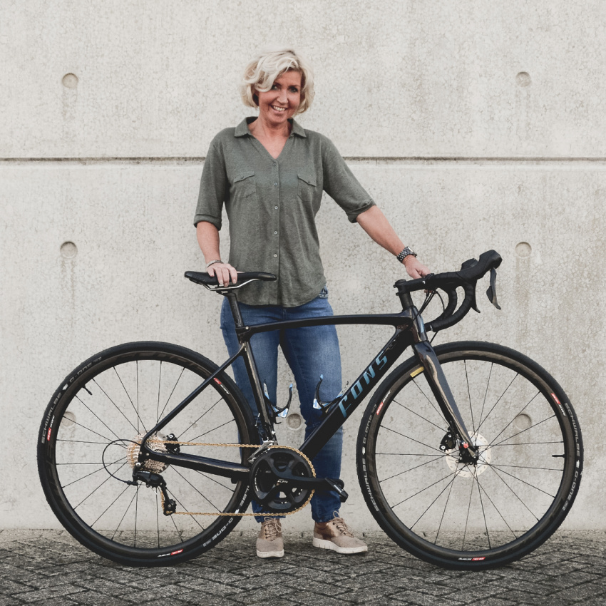 Custom dames racefiets| Zwart met blauw detail | Fons Bikes