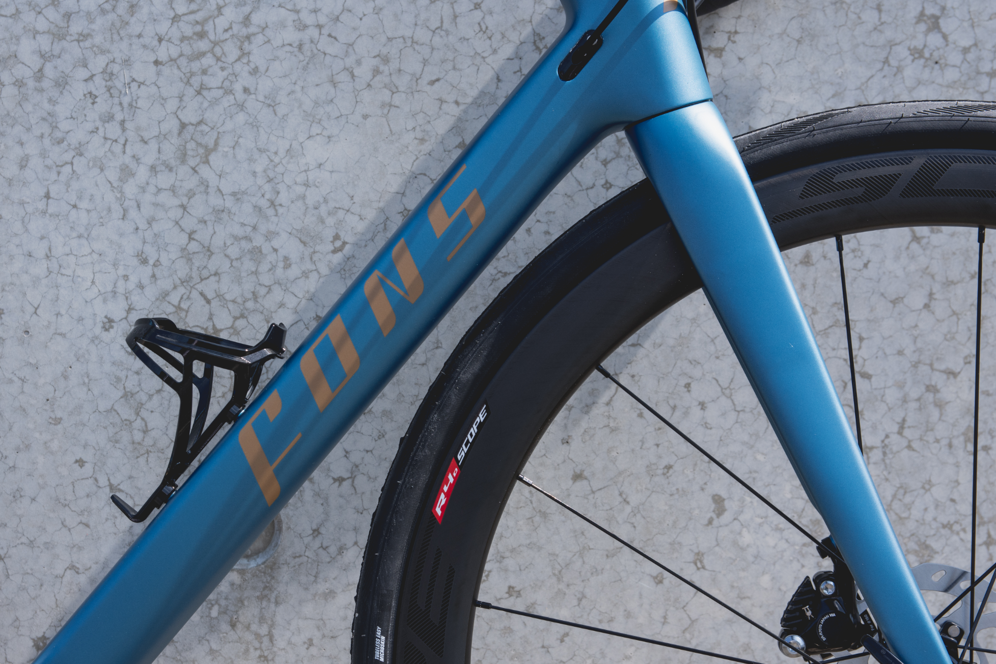 Custom damesracefiets | mat blauw met oranje details| Fons bikes Custom damesracefiets | mat blauw met oranje details| Fons bikes